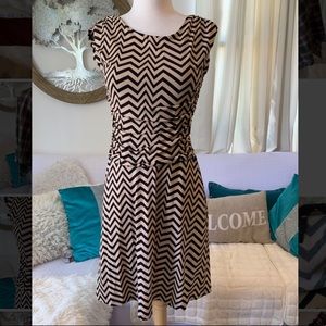 Enfocus tan black zigzag pattern dress
